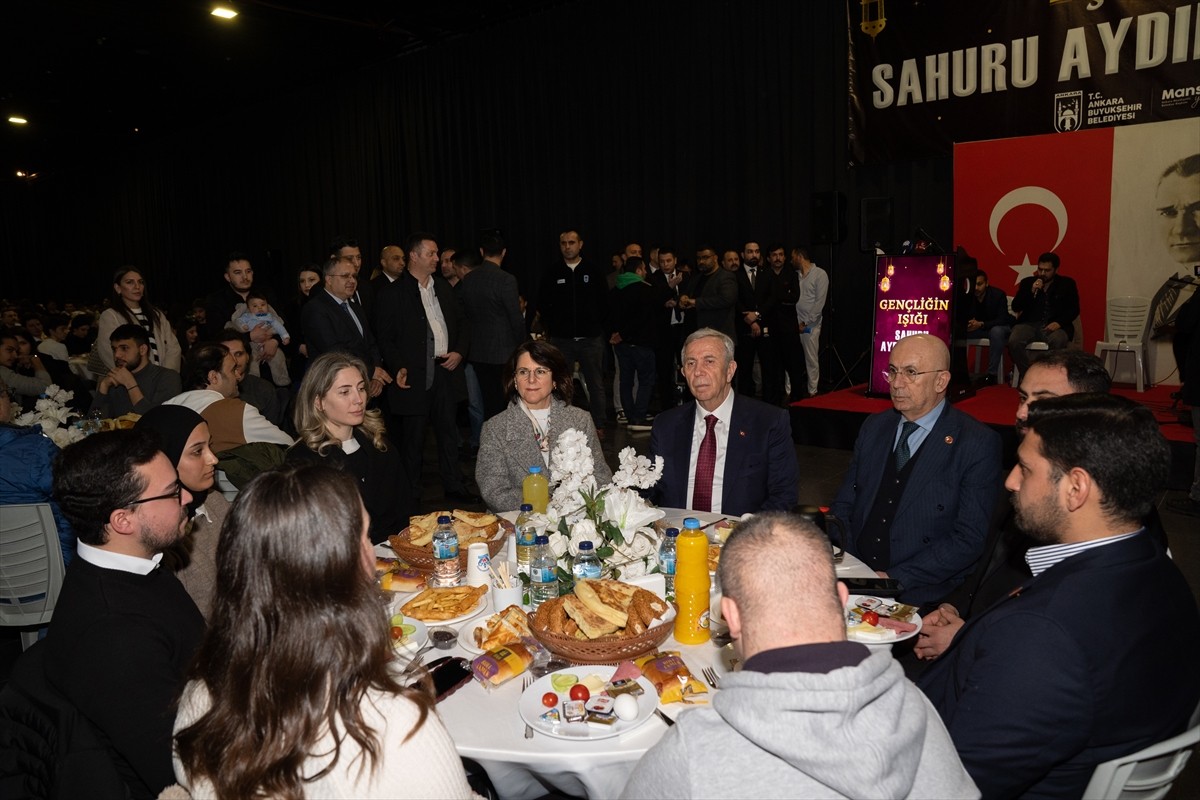 Ankara Büyükşehir Belediye Başkanı Mansur Yavaş, ramazan ayının ilk sahurunda gençlerle buluştu....