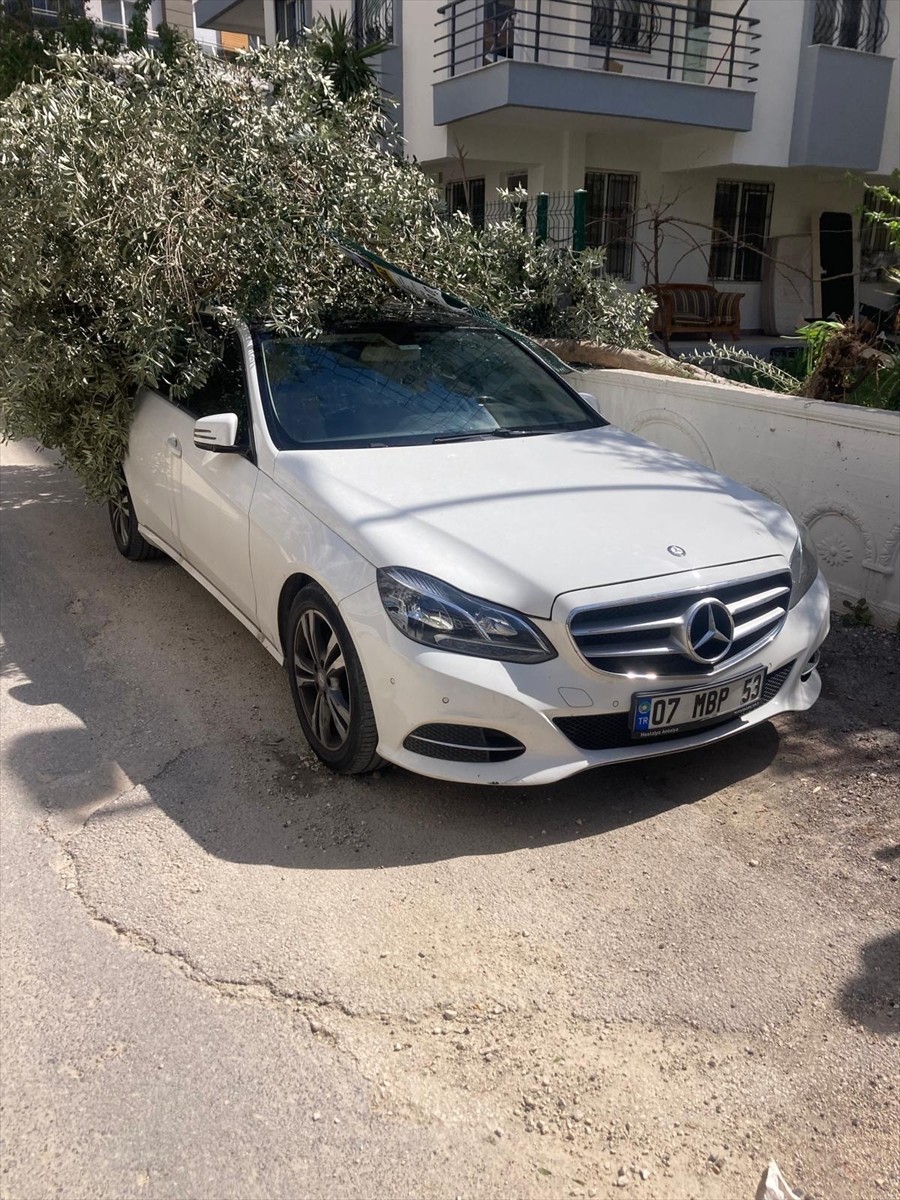 Antalya'da etkili olan kuvvetli rüzgar yaşamı olumsuz etkiledi. Saatteki hızı yaklaşık 60...