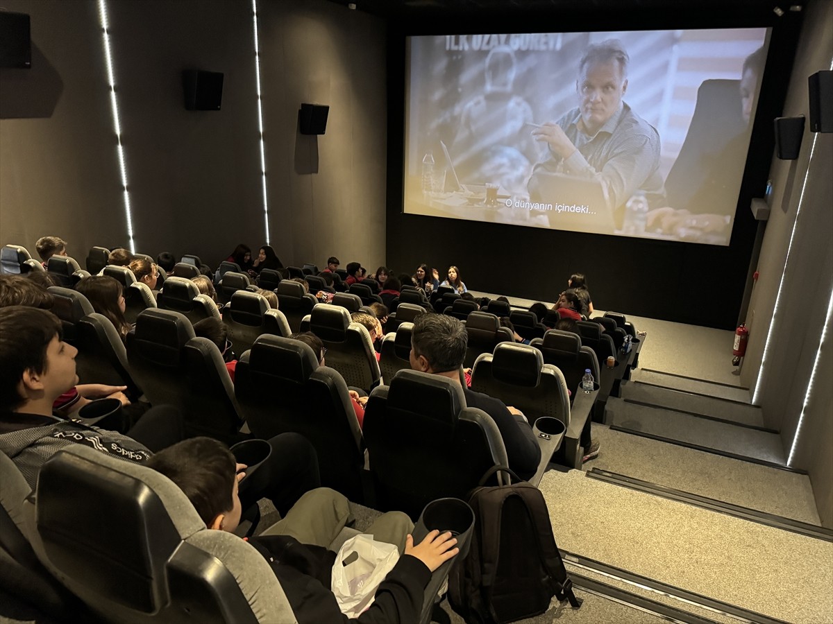 Antalya&#039;da öğrenciler, sinema salonunda Türkiye&#039;nin insanlı ilk uzay görevinin hikayesini anlatan...