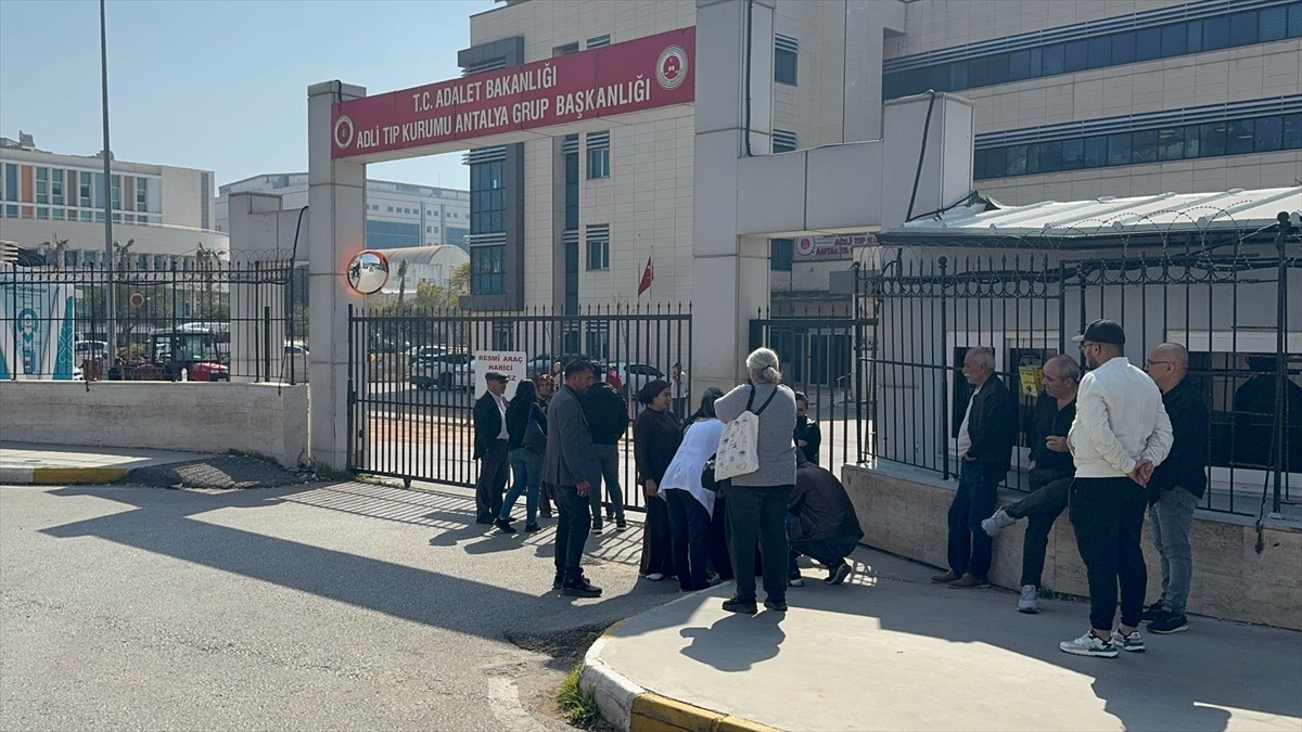 Antalya'da özel bir hastanede çalışan kadın hemşire, 2 ay önce evlendiği meslektaşı tarafından...