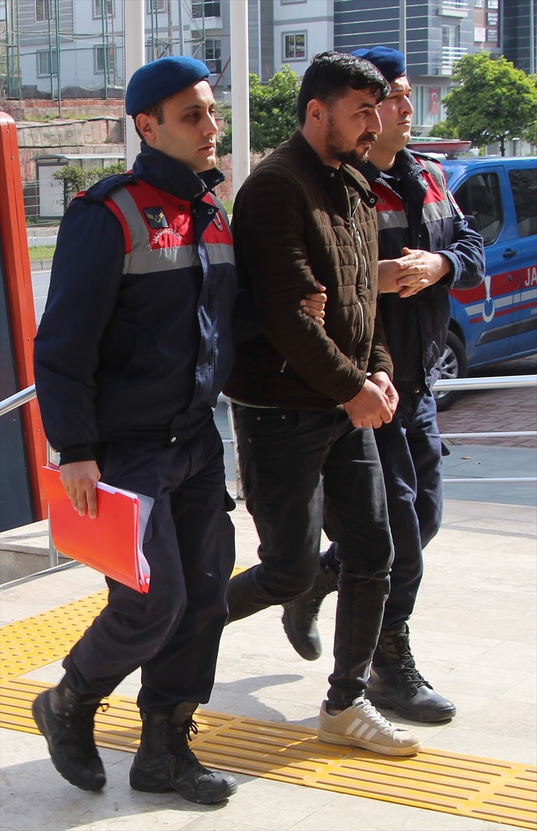 Antalya'nın Alanya ilçesinde bir otomobile asit döktükleri iddiasıyla gözaltına alınan 2 kişi...