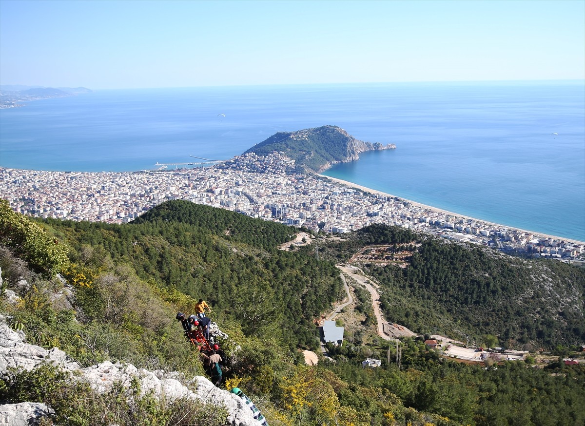 Antalya'nın Alanya ilçesinde kalkış sırasında kayalık orman alanına düşen yamaç paraşütü pilotu...