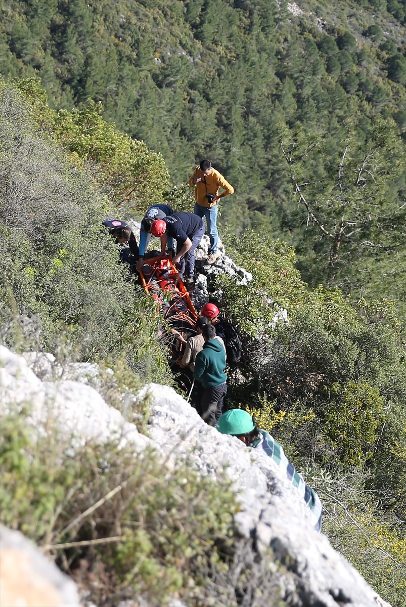 Antalya'nın Alanya ilçesinde kalkış sırasında kayalık orman alanına düşen yamaç paraşütü pilotu...