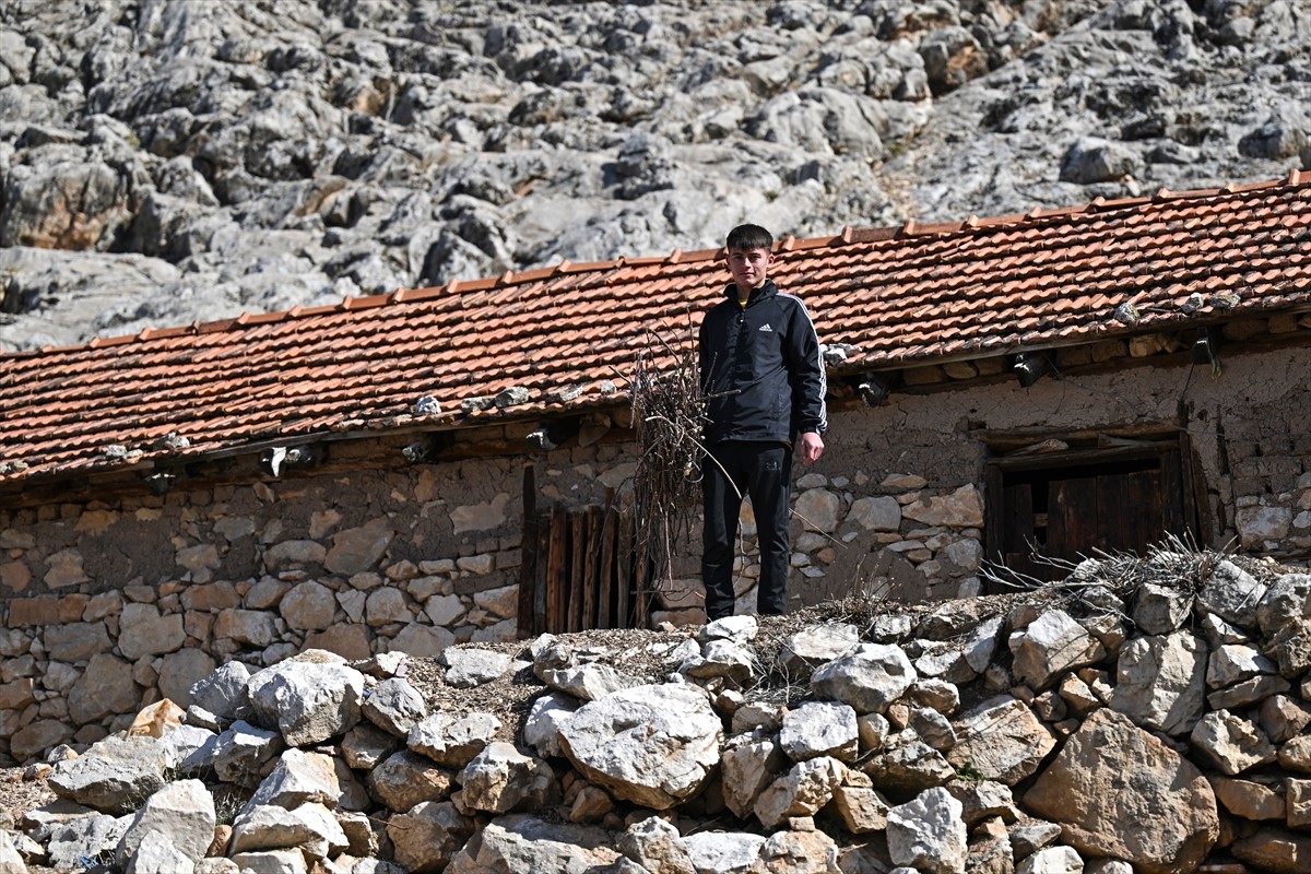 Antalya'nın Elmalı ilçesinde futbol oynarken Bocce sporuyla tanışan çiftçi ailenin çocuğu Yusuf...