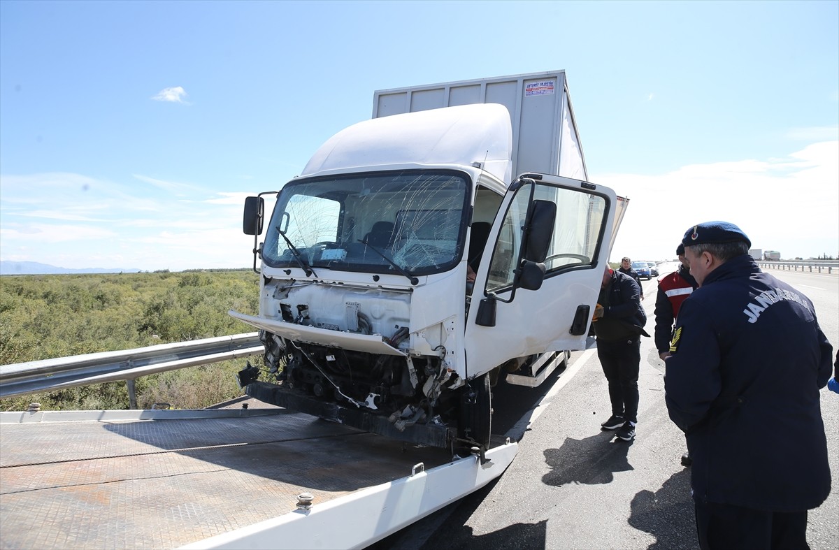 Antalya'nın Kepez ilçesinde otomobil ile kamyonetin çarpışması sonucu 1 kişi öldü, 2 kişi...