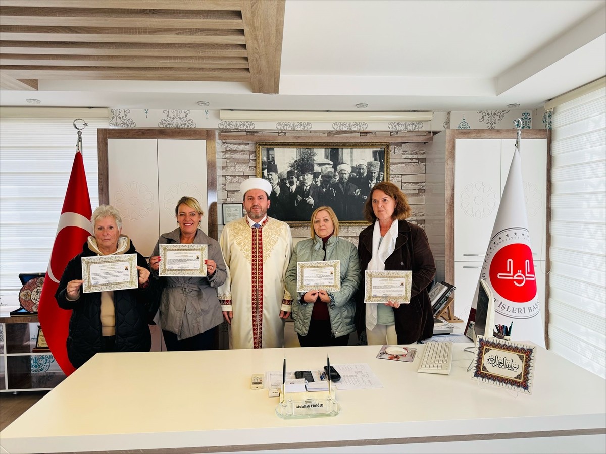 Antalya'nın Manavgat ilçesinde komşularından etkilenen Almanya vatandaşı Brigitte Wachenfeld...