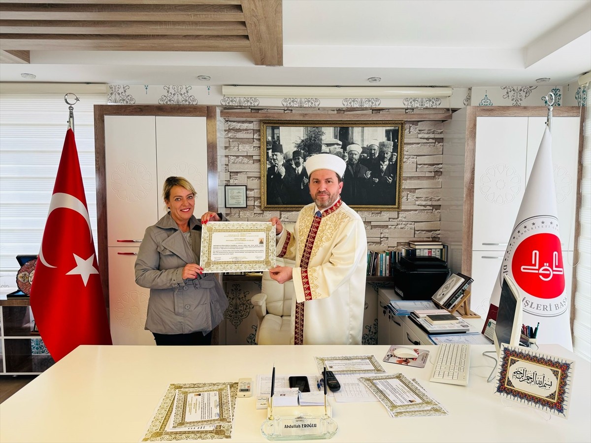 Antalya'nın Manavgat ilçesinde komşularından etkilenen Almanya vatandaşı Brigitte Wachenfeld...