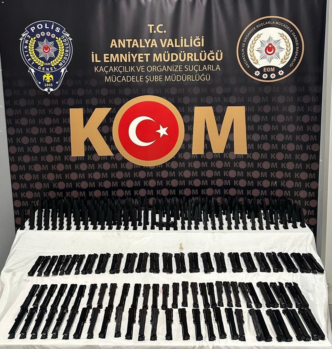 Antalya'nın Manavgat ilçesinde silah kaçakçılığı operasyonunda gözaltına alınan 2 zanlı...