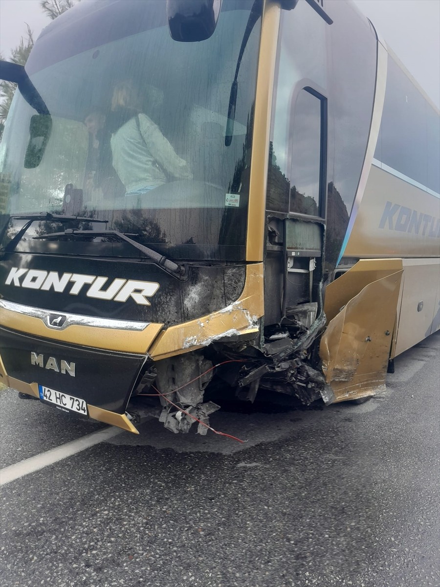 Antalya'nın Manavgat ilçesinde, yolcu otobüsüyle çarpışan otomobildeki aynı aileden 2 kişi öldü, 4...