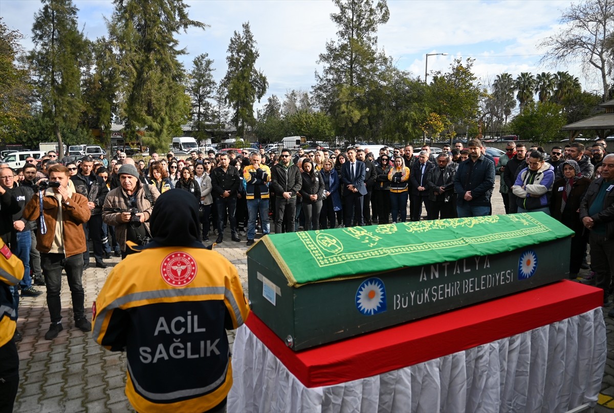 Antalya'nın Muratpaşa ilçesinde 4 kişi tarafından darbedilen paramedik Hamit Aras (31), tedavi...