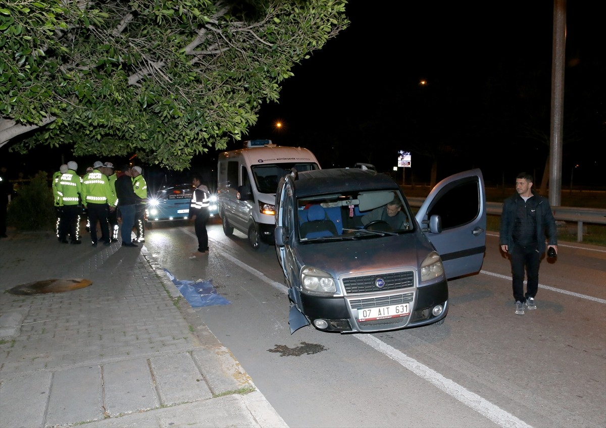 Antalya'nın Muratpaşa ilçesinde hafif ticari araç ile halk otobüsünün karıştığı kazada 1 kişi...