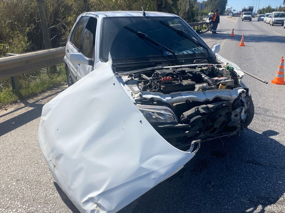 Antalya'nın Serik ilçesinde kontrolden çıkarak bariyerlere çarpan otomobilin sürücüsü...