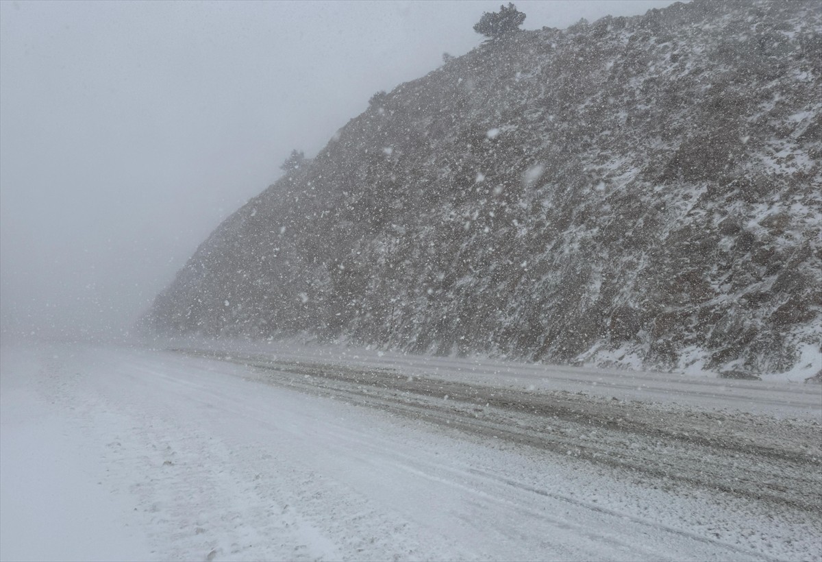 Antalya'nın yüksek kesimlerinde kar yağışı ve tipi etkili oluyor. Antalya'nın kuzeyinde yer alan...