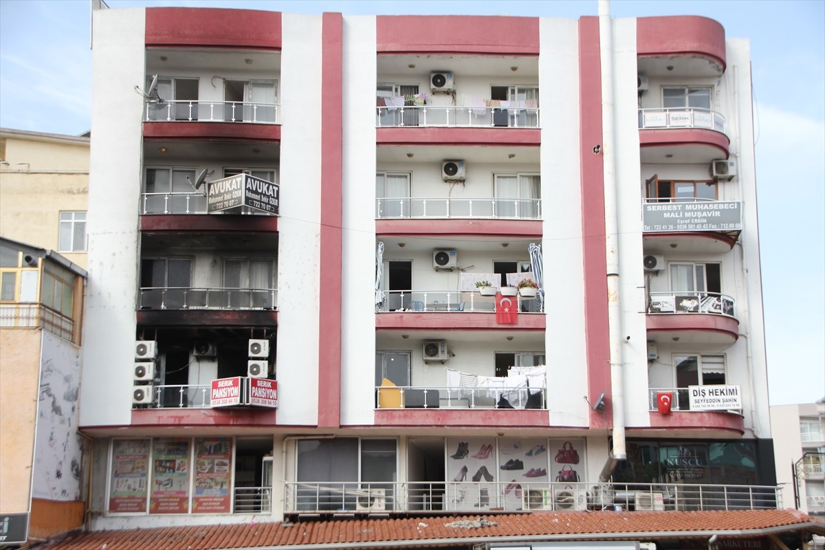 Antalya’nın Serik ilçesinde, 5 katlı apartmanda çıkan yangında 3 kişi dumandan etkilendi....