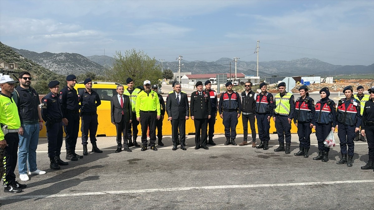 Antalya Valisi Hulusi Şahin, Ramazan Bayramı tatili boyunca 62 bin jandarma ve emniyet...