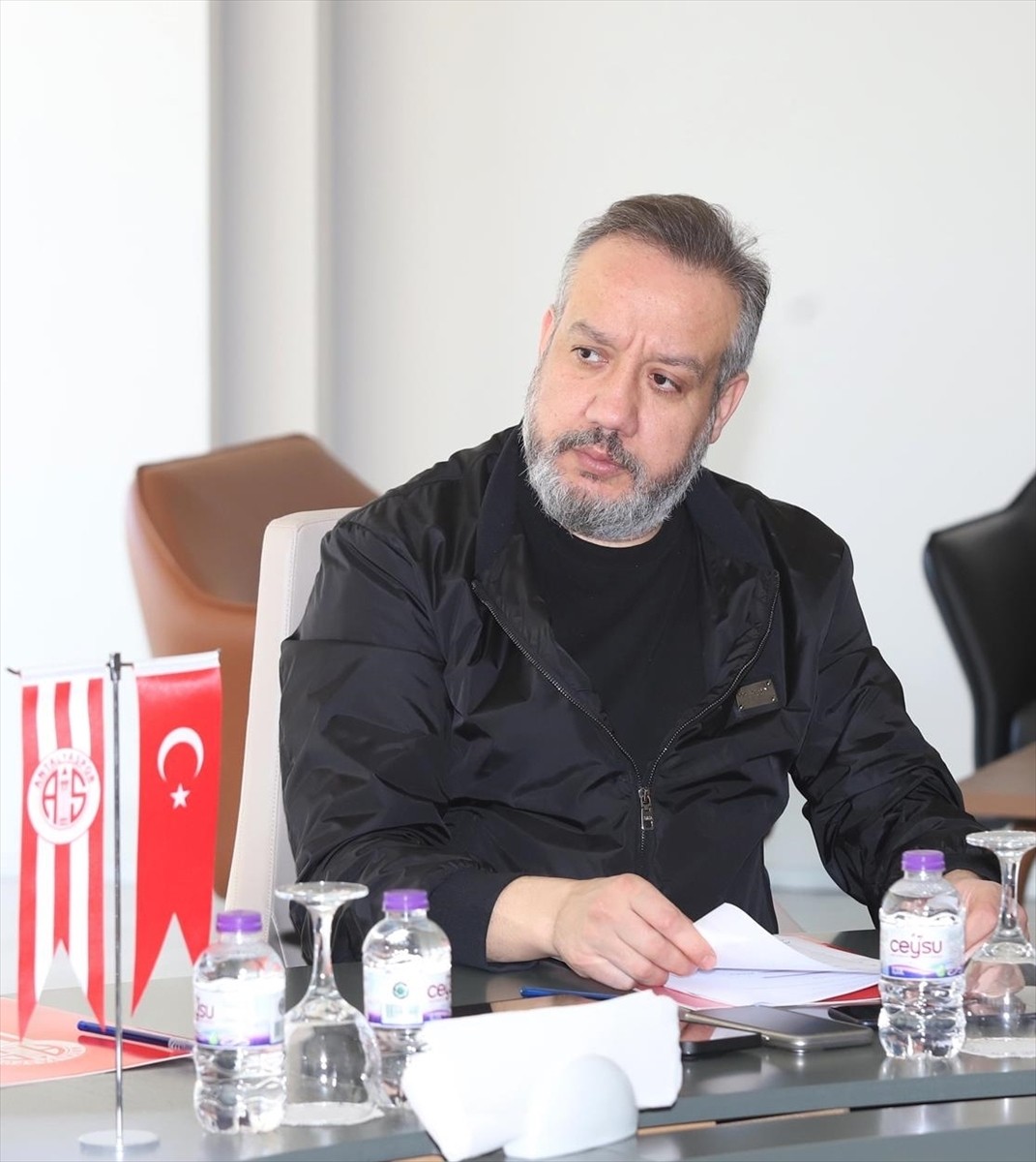 Antalyaspor Başkanı Sinan Boztepe, Atilla Vehbi Konuk Tesisleri'nde düzenlediği basın...