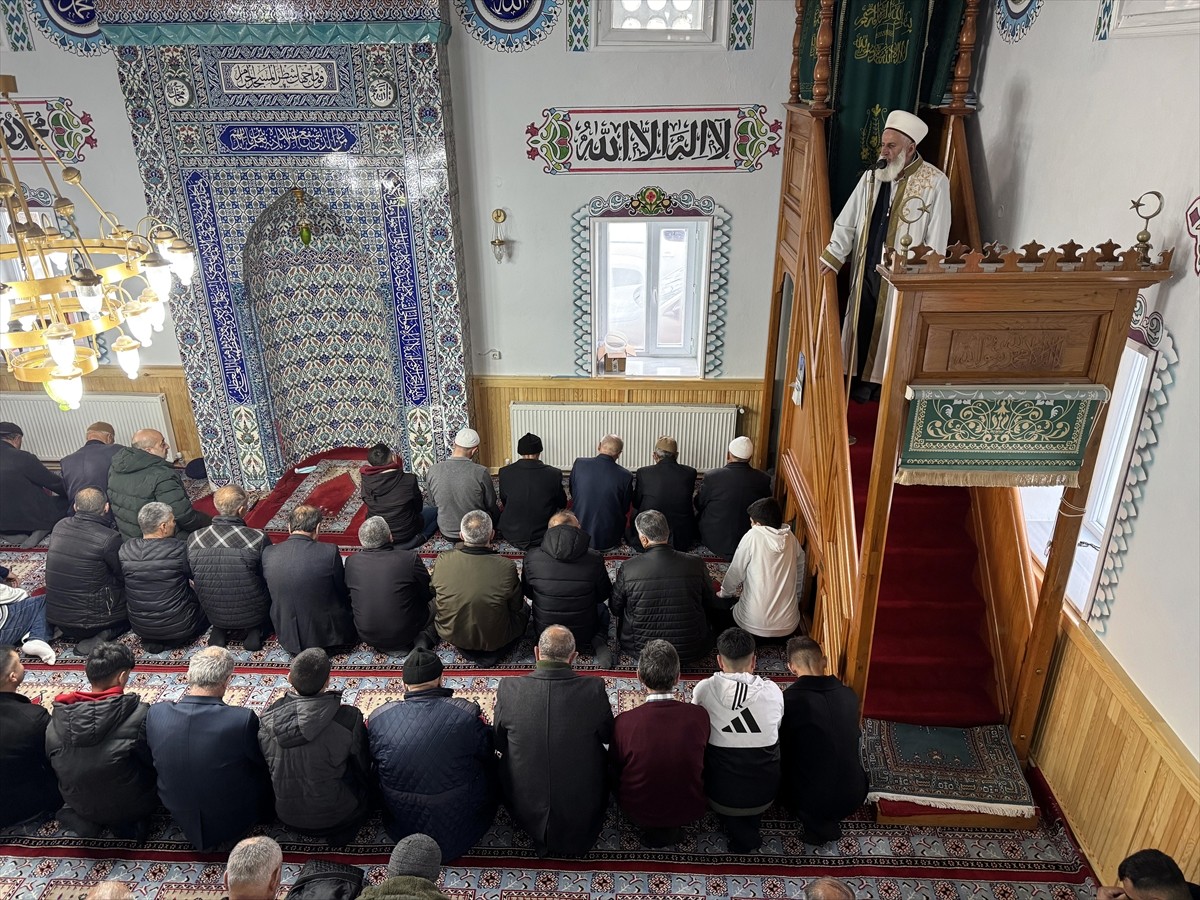 Ardahan'da Ramazan Bayram namazı camilerde eda edildi. Yeni Mahalledeki Hacı Mikail Nalbant...