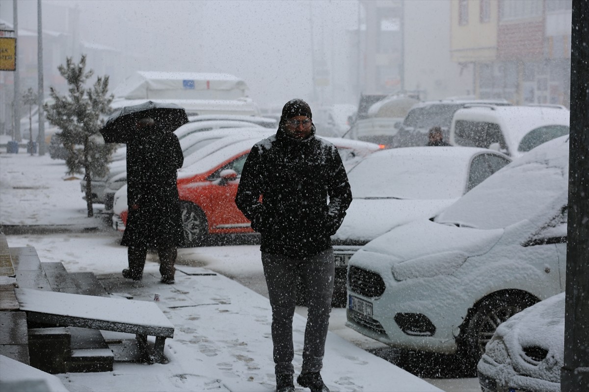 Ardahan'ın Göle ilçesinde kar yağışı etkili oldu. Yağışın ardından cadde ve sokaklar beyaza...