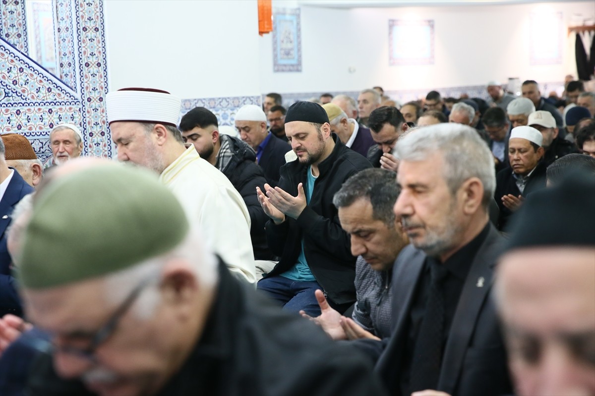 Avusturya'nın başkenti Viyana'da Müslümanlar, Ramazan Bayramı namazını kıldı. Viyana'daki...