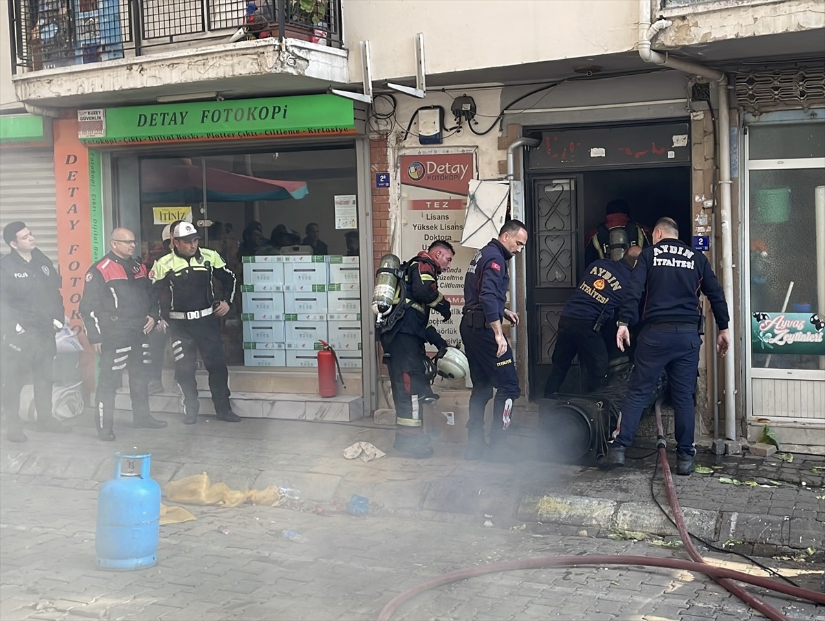 Aydın'ın Efeler ilçesinde, 3 katlı binanın bacasında çıkan yangın söndürüldü. Olay yerine itfaiye...