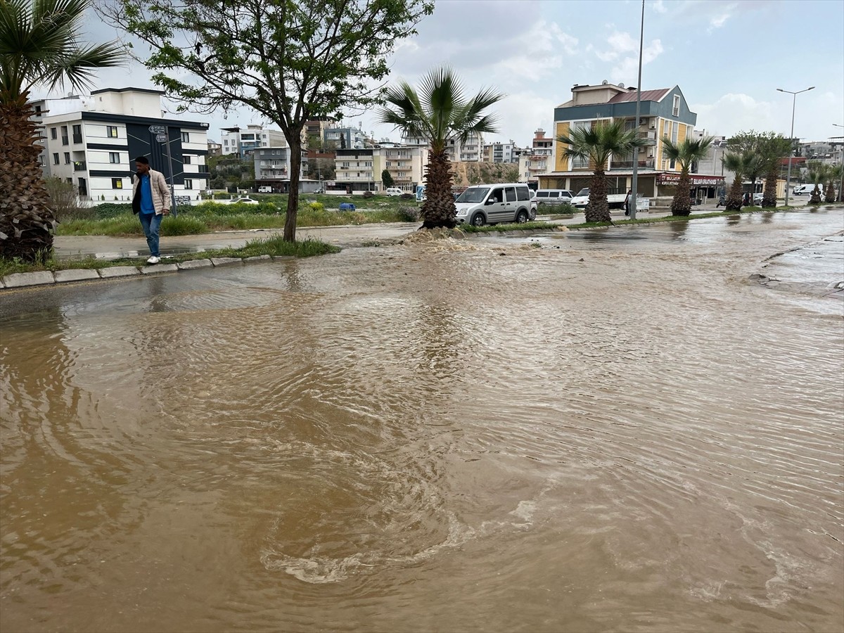 Aydın'ın Efeler ilçesinde patlayan su borusu nedeniyle yol trafiğe kapatıldı.