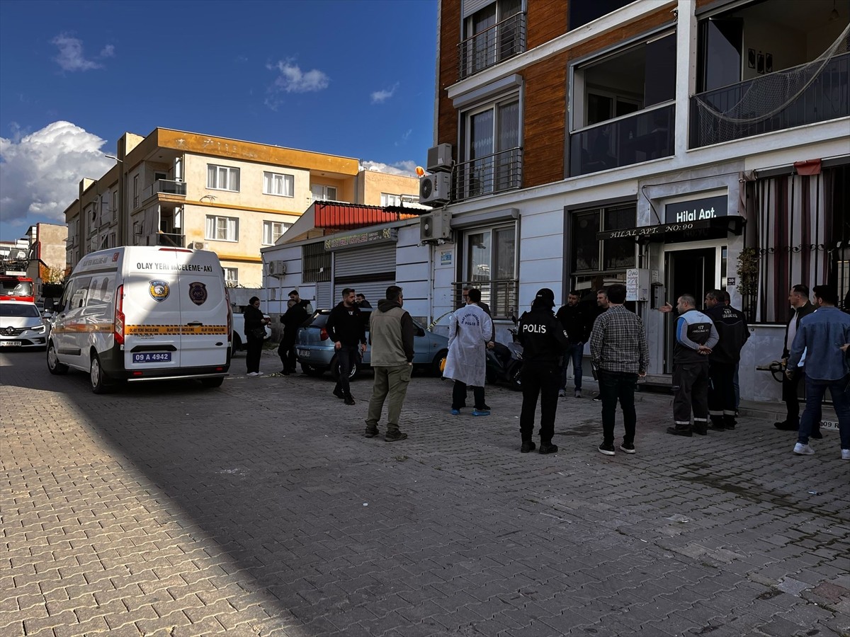 Aydın'ın Nazilli ilçesinde itfaiye erine ait evde çıkan yangında itfaiye erinin eşi ve 2 çocuğu...