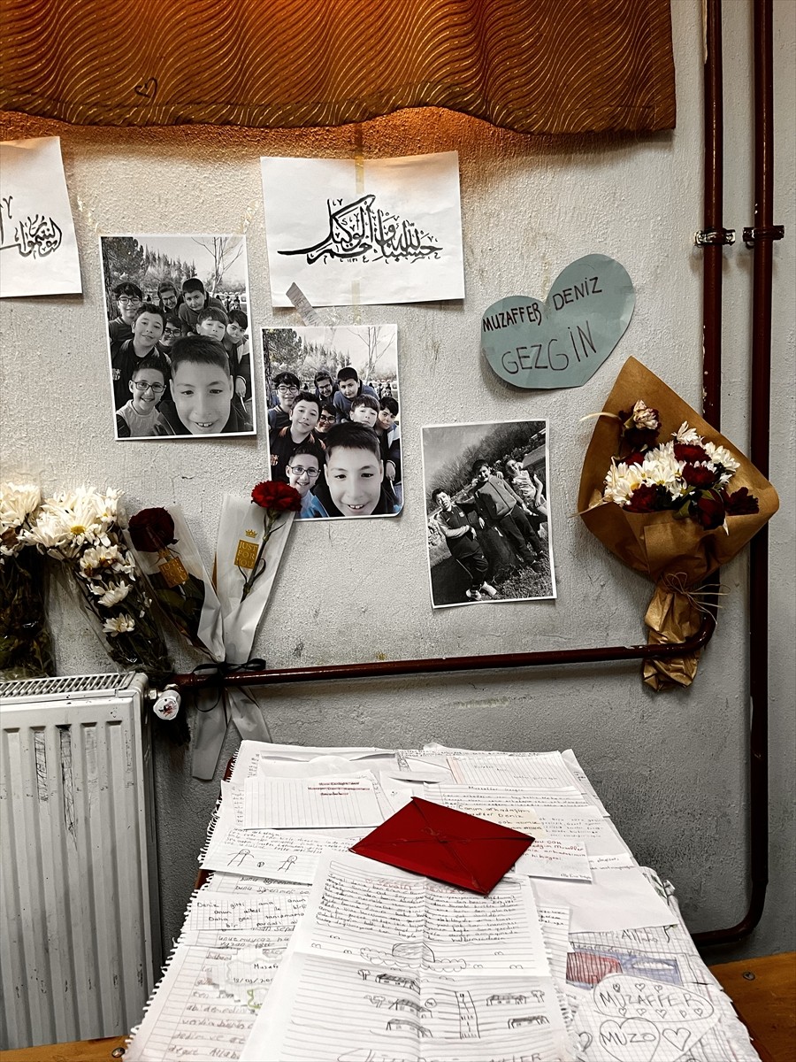 Aydın'ın Nazilli ilçesindeki yangında annesi ve kardeşiyle hayatını kaybeden itfaiye erinin 11...