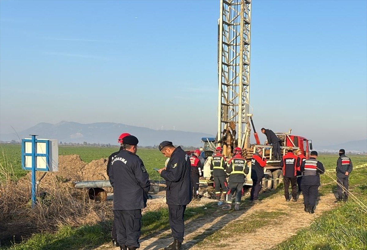 Aydın'ın Söke ilçesinde sondaj makinesine sıkışan kişi hayatını kaybetti. İhbar üzerine bölgeye...