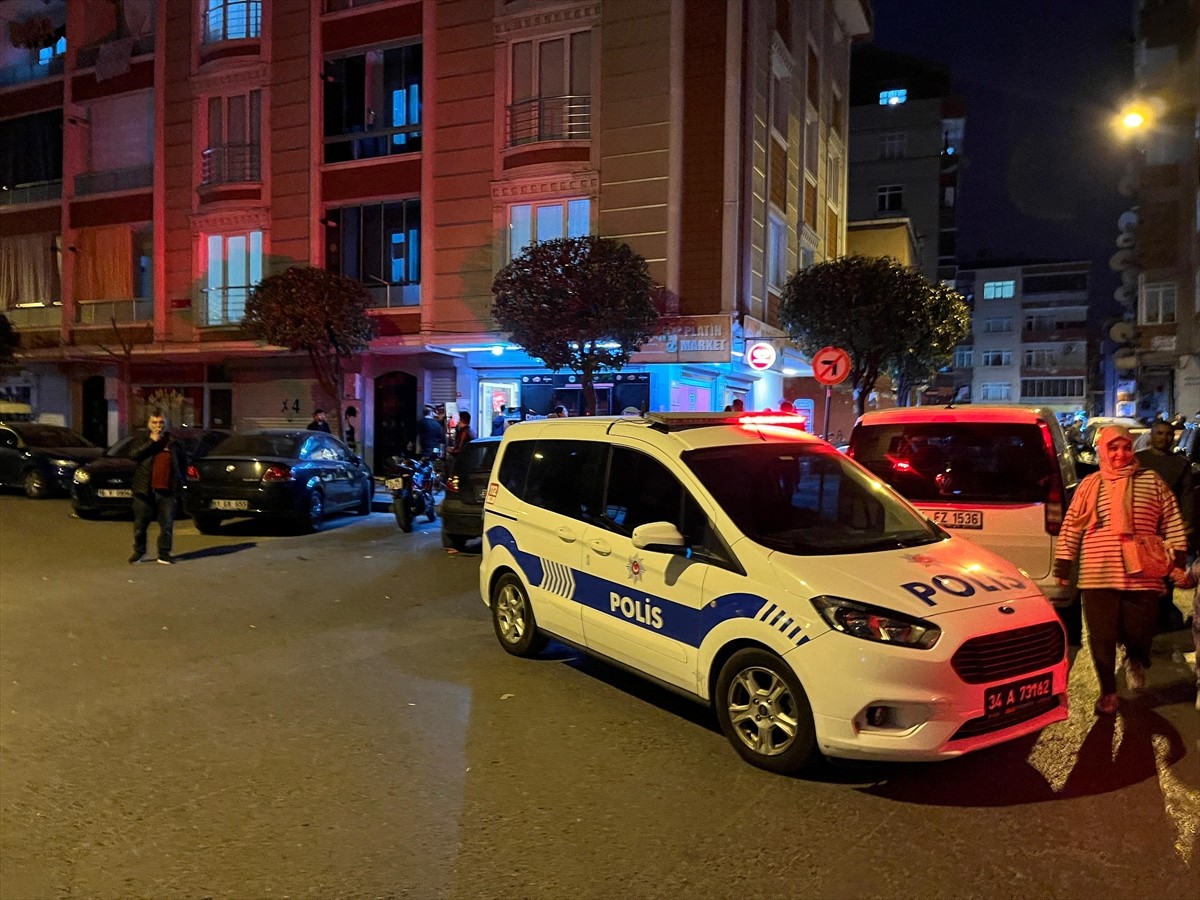 Bağcılar'da silahlı saldırıya uğrayan 1 kişi öldü, 1 kişi yaralandı. Ekipler olay yerinde çalışma...