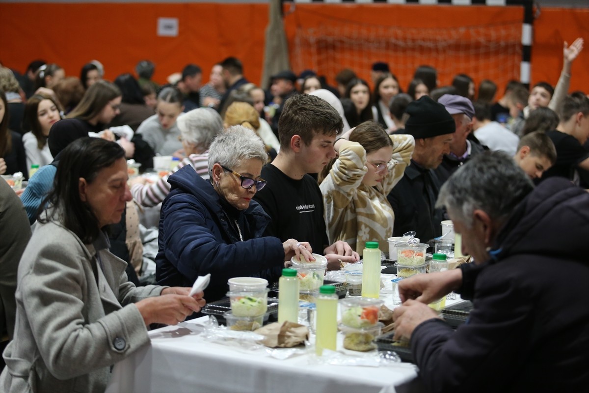 Bağcılar Belediyesi, Bosna Hersek'in başkenti Saraybosna'da, "kardeşlik iftarı" düzenlendi. Edhem...
