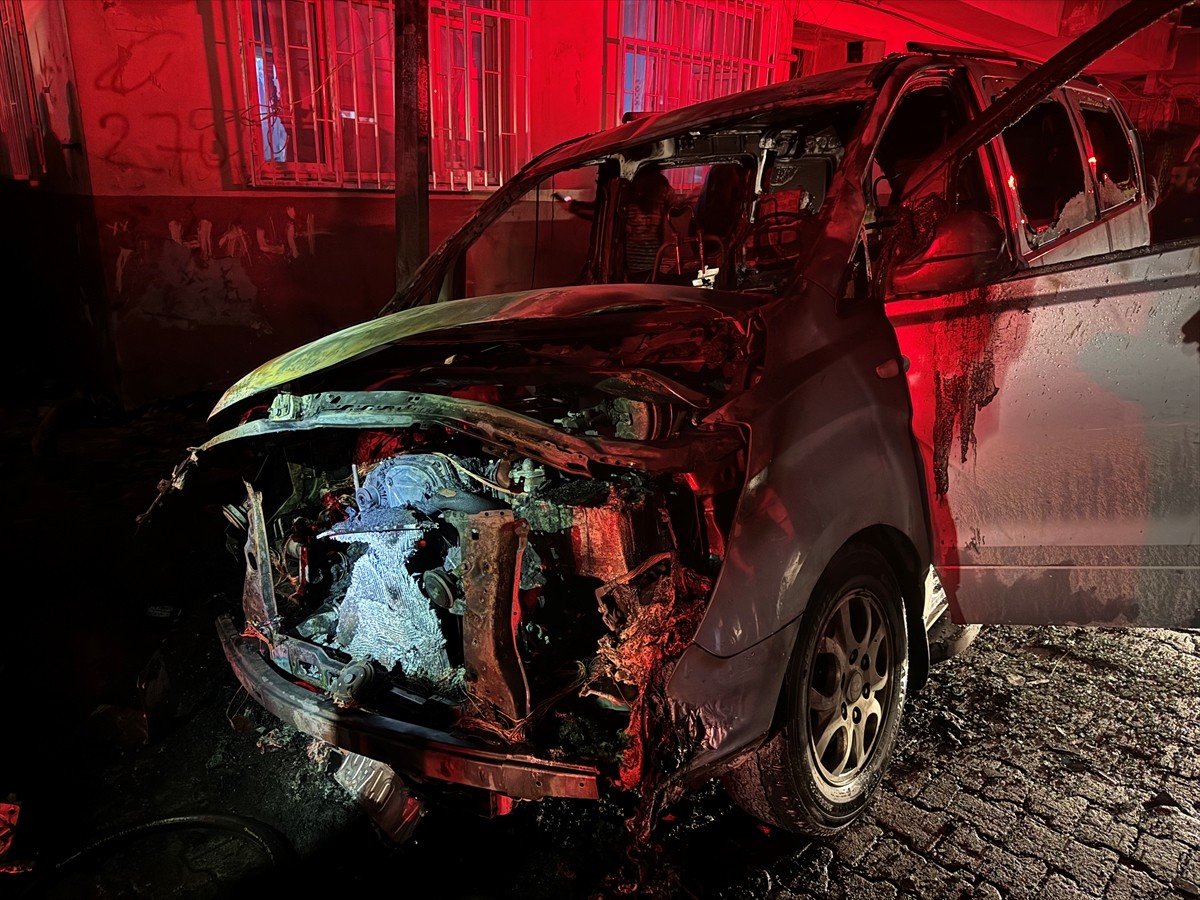 Bahçelievler'de çıkan yangında 4 otomobil, 1 minibüs ve 1 hafif ticari araç kullanılamaz hale...