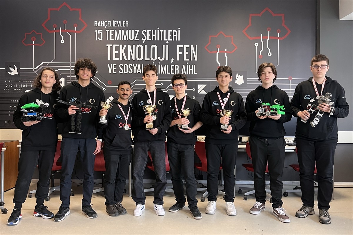 Bahçelievler 15 Temmuz Şehitleri Anadolu İmam Hatip Lisesi öğrencilerinden oluşan "Team Robotics"...