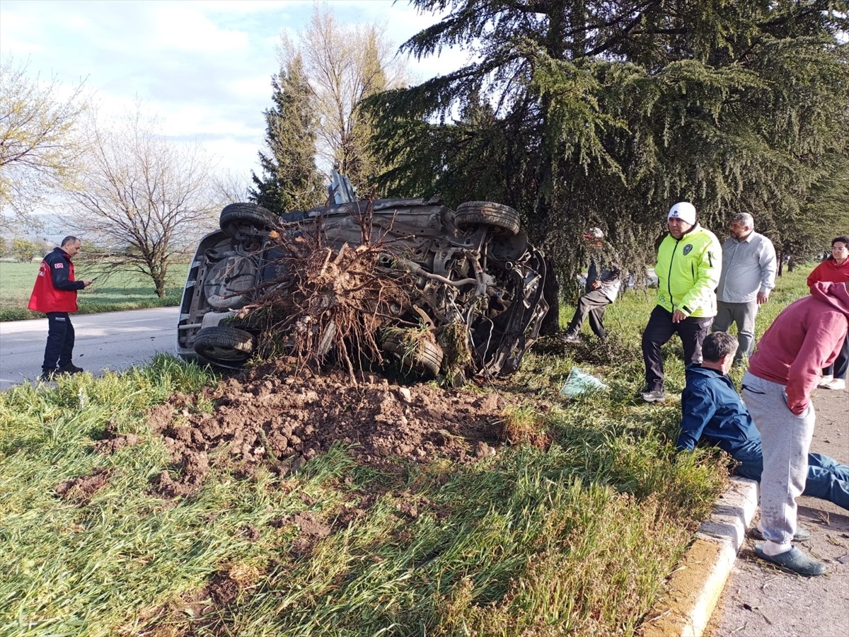  Balıkesir'in Altıeylül ilçesinde refüje çarpan otomobildeki 5 kişi yaralandı.