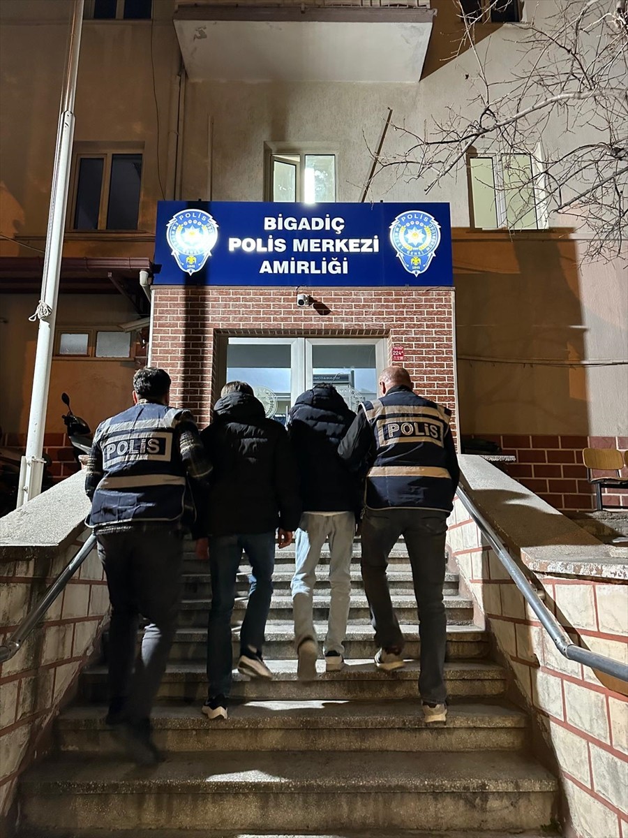 Balıkesir'in Bigadiç ilçesinde kendisini emniyet müdürü olarak tanıtarak iki vatandaşı 1 milyon...