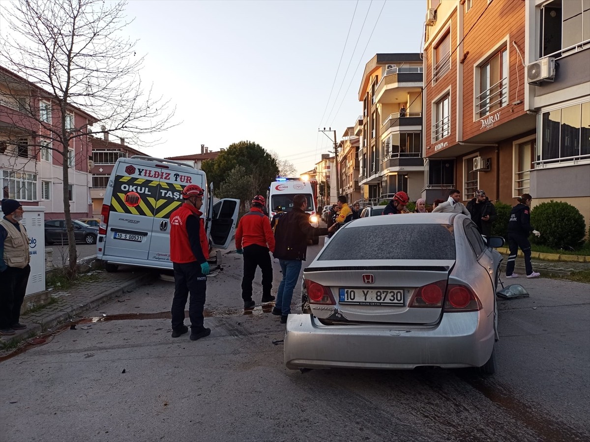 Balıkesir'in Karesi ilçesinde işçi servisi ile otomobilin çarpışması sonucu 7 kişi yaralandı....