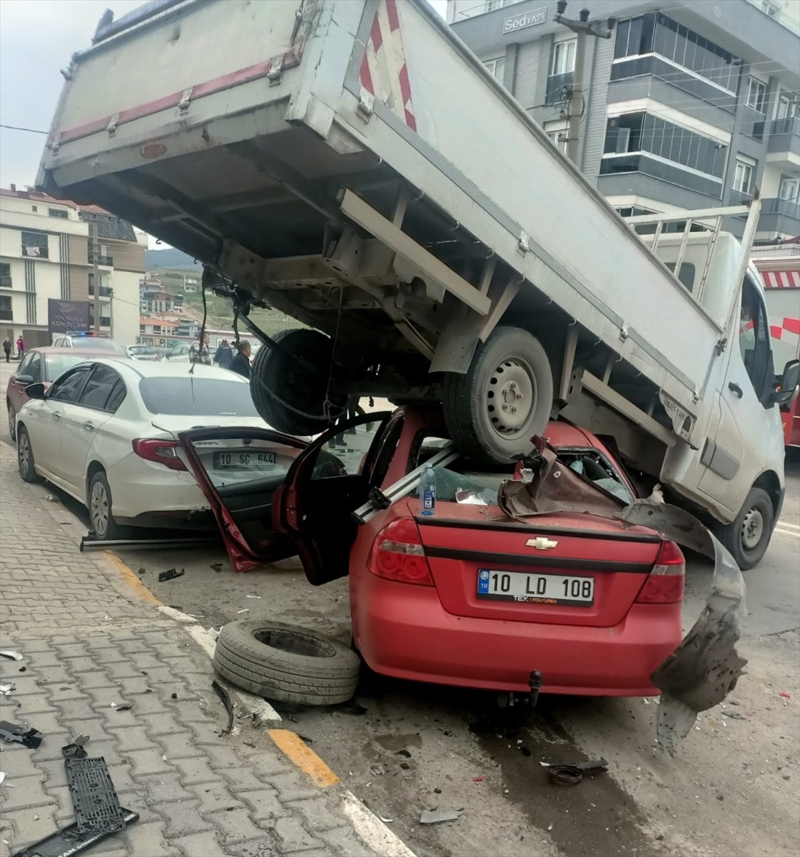 Balıkesir'in Karesi ilçesinde park halindeki kamyonete çarpan otomobilde bulunan 3 kişi...