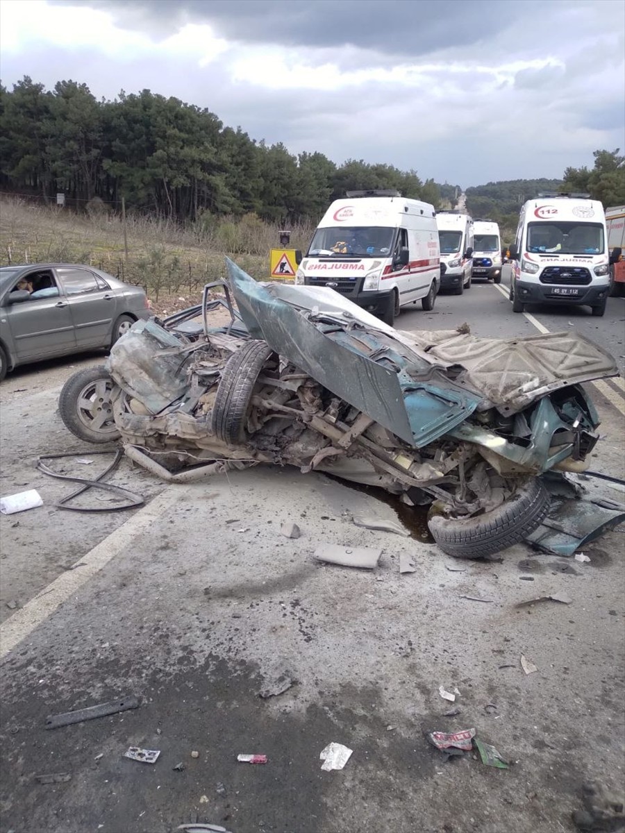  Balıkesir'in Savaştepe ilçesinde 4 aracın karıştığı zincirleme trafik kazasında 1 kişi hayatını...