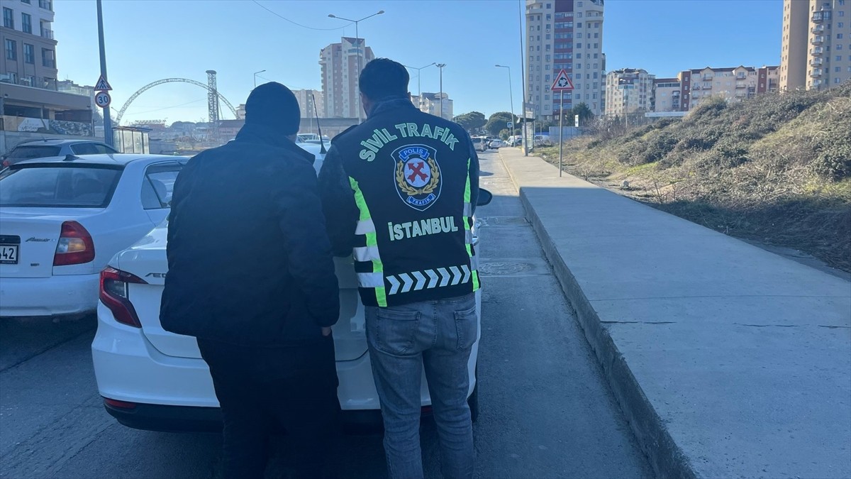 Başakşehir'de aracıyla kaldırımda ilerleyerek trafik güvenliğini tehlikeye düşüren sürücüye 2 bin...