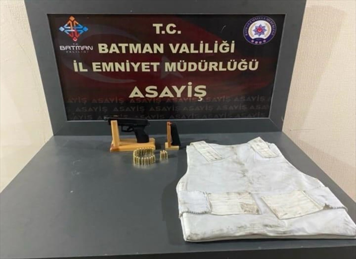 Batman'da üzerlerinde ruhsatsız tabanca bulunan 3 şüpheli tutuklandı. Kentte yapılan denetimlerde...