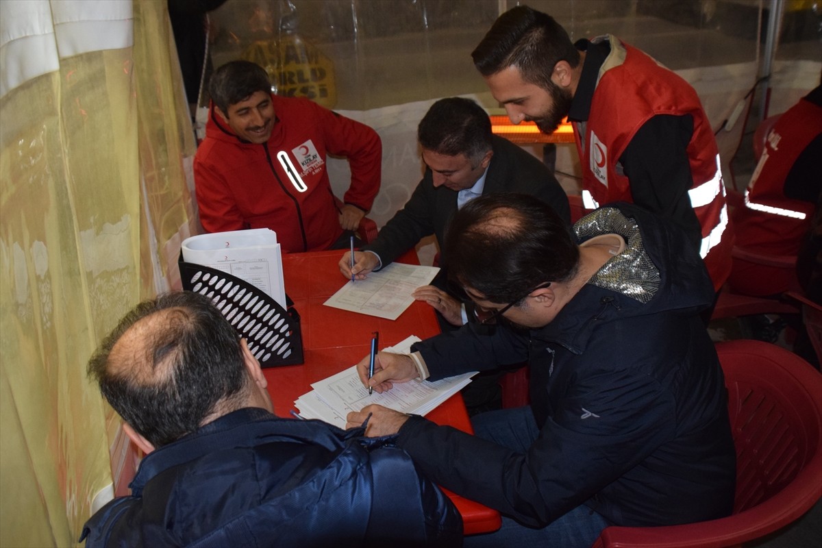 Batman Üniversitesi Rektörü Prof. Dr. İdris Demir (sağda) ile akademik ve idari personeli, Türk...