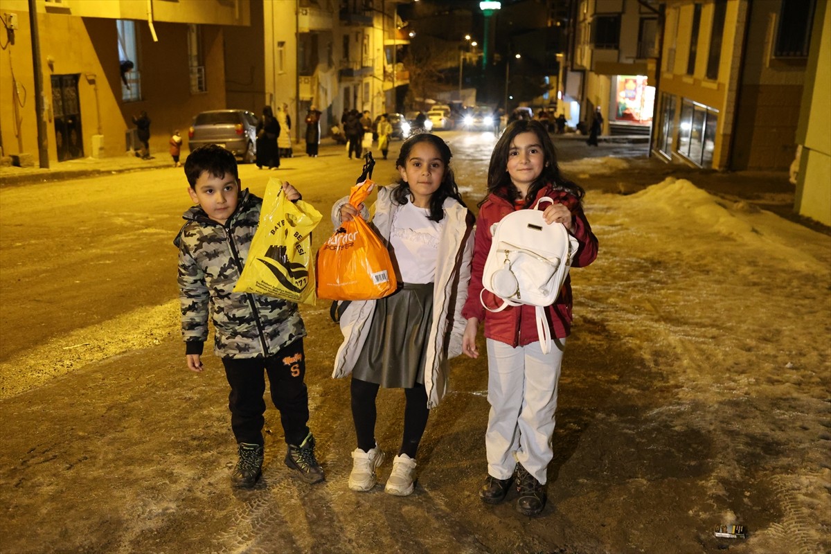 Bayburt'ta her yıl ramazanın 15'inci gününde çocukların katılımıyla düzenlenen "Onbeşi" geleneği...