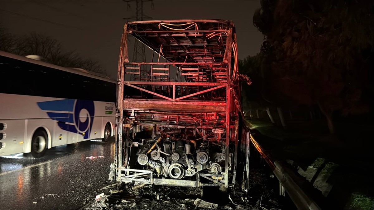 Bayrampaşa'da seyir halindeki yolcu otobüsünde çıkan yangın itfaiye ekiplerince...