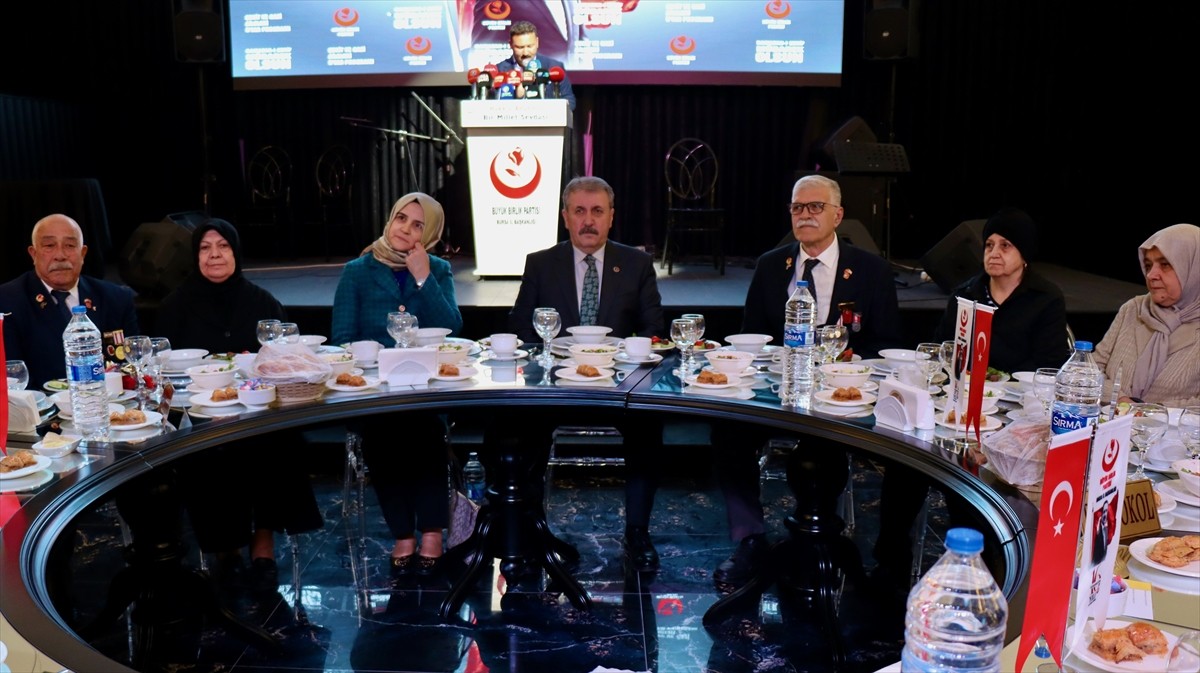 BBP Genel Başkanı Mustafa Destici, Bursa'da bir düğün salonunda partisinin Bursa İl Başkanlığı...