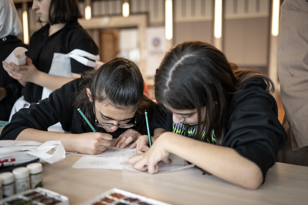 Beştepe Millet Sergi Salonu'nda düzenlenen programa aile ve öğretmenleriyle katılan çocuklar...