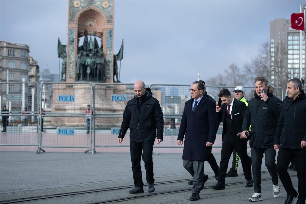 Beyoğlu'nda, 8 Mart Dünya Kadınlar Günü dolayısıyla İstiklal Caddesi'nde yürüyüş yapmak isteyen...