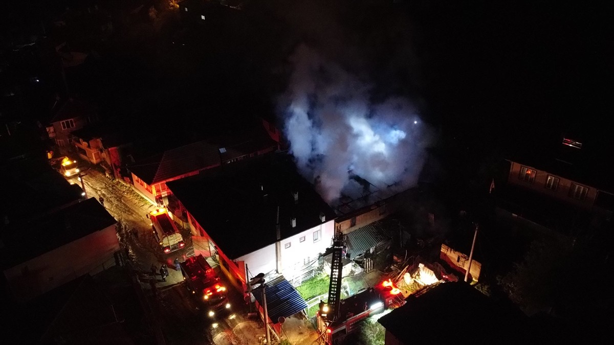 Bilecik'in Pazaryeri ilçesinde, samanlıkta başlayıp 3 katlı eve sıçrayan yangın itfaiye...