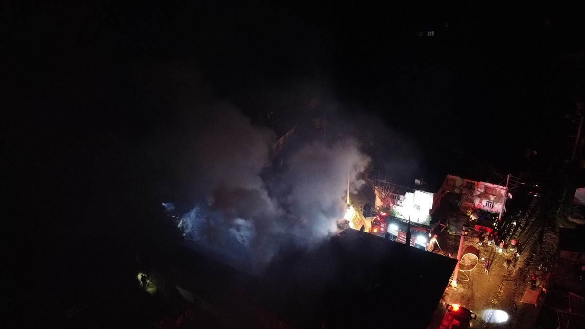 Bilecik'in Pazaryeri ilçesinde, samanlıkta başlayıp 3 katlı eve sıçrayan yangın itfaiye...