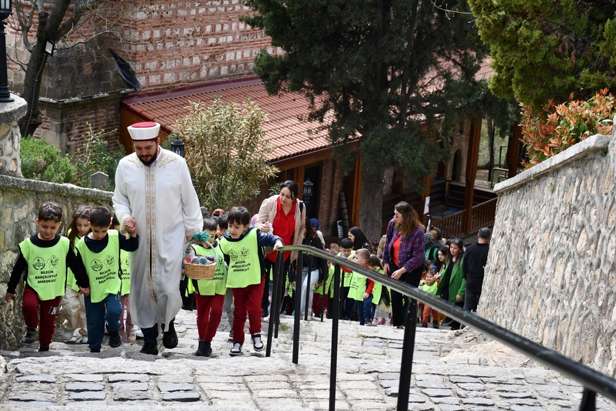  Bilecik'te, Osmanlı döneminden günümüze kadar gelen Ramazan Bayramı arifesinde "minareden şeker...