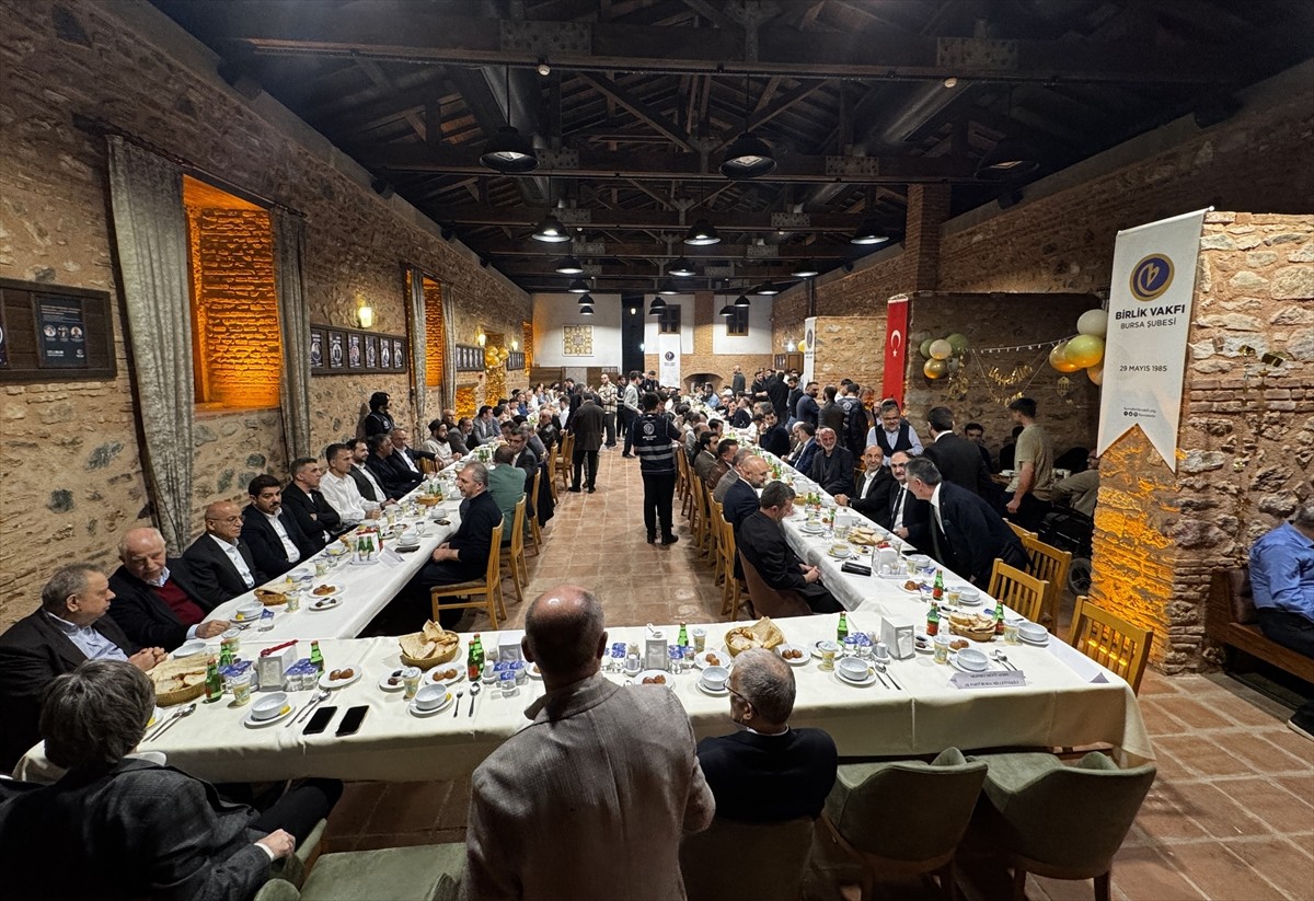 Birlik Vakfı Bursa Şubesi'nce iftar programı düzenledi. Vakıf binasındaki programa, kurum...