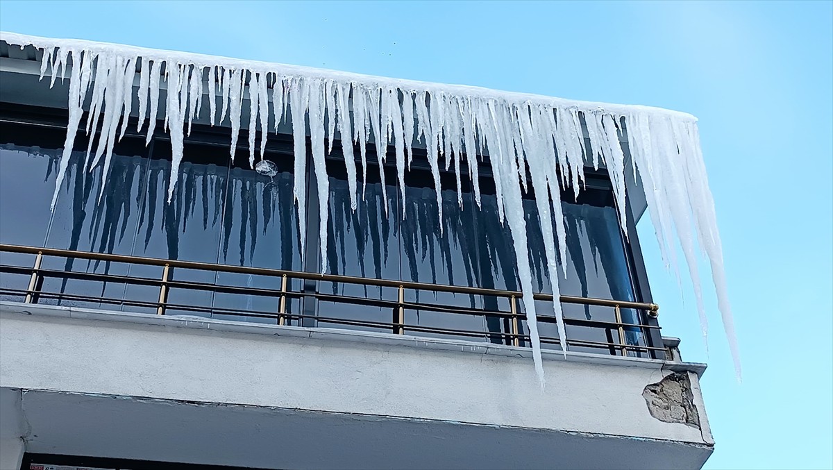 Bitlis'in Tatvan ilçesinde etkisini sürdüren soğuk hava nedeniyle çatılarda buz sarkıtları oluştu....